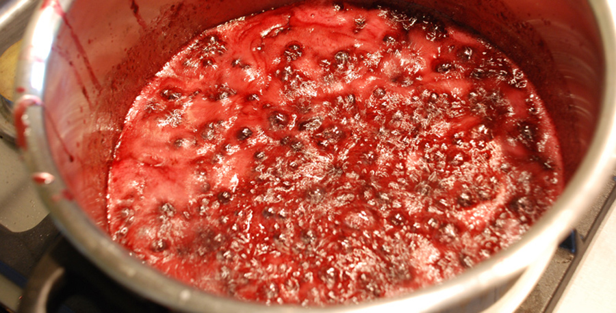 How to make jam - not quite a boiling boil
